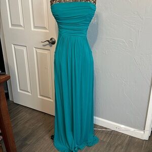 Vanilla Bay size medium green sleeveless maxi dress. Two pocket, pleated.
